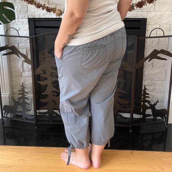LIZ LANGE- Maternity Gray Cargo Capri's Size Large - Picture 3 of 12
